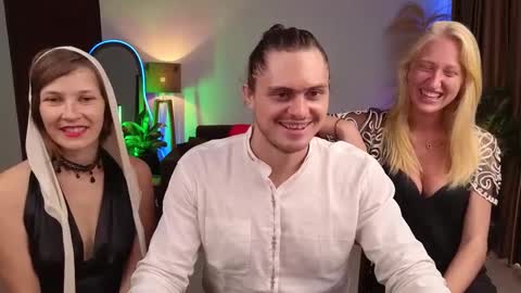 Snapshot of goddess_marylin chatting on 12/13/24, 03:38 330 UTC2 girls online show from 12/13/24, 03:38