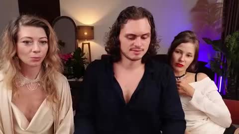 Snapshot of goddess_marylin chatting on 12/14/24, 03:29 330 UTC2 girls online show from 12/14/24, 03:29