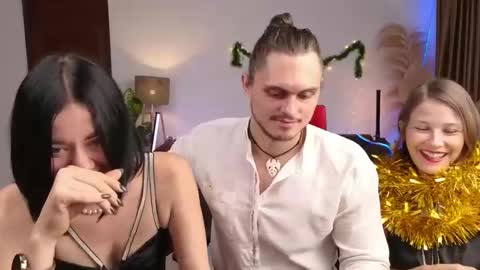 Snapshot of goddess_marylin chatting on 12/24/24, 03:38 330 UTC2 girls online show from 12/24/24, 03:38