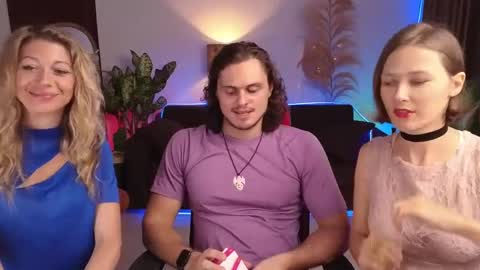 Snapshot of goddess_marylin chatting on 01/12/25, 03:28 330 UTC2 girls online show from 01/12/25, 03:28