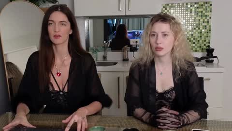 Snapshot of goddess_marylin chatting on 01/21/25, 03:37 330 UTC2 girls online show from 01/21/25, 03:37