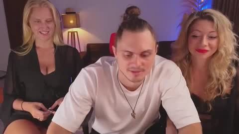 Snapshot of goddess_marylin chatting on 02/12/25, 03:18 330 UTC2 girls online show from 02/12/25, 03:18