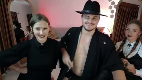 Snapshot of goddess_marylin chatting on 10/30/25, 04:47 330 UTC2 girls online show from 10/30/25, 04:47