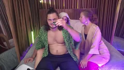 Snapshot of goddess_marylin chatting on 11/13/25, 03:16 330 UTC2 girls online show from 11/13/25, 03:16