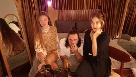 Snapshot of goddess_marylin chatting on 11/21/25, 04:33 330 UTC2 girls online show from 11/21/25, 04:33