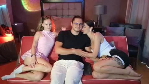 Snapshot of goddess_marylin chatting on 12/17/25, 04:51 330 UTC2 girls online show from 12/17/25, 04:51