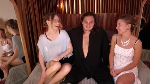   330 UTC2 girls   online show from 02/06/26, 04:28