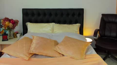 Snapshot of goddess_squirt_ chatting on 10/11/25, 05:39 Katrin online show from 10/11/25, 05:39