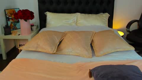 Snapshot of goddess_squirt_ chatting on 10/27/25, 04:27 Katrin online show from 10/27/25, 04:27