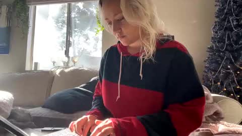 Snapshot of goddessmayvn chatting on 12/19/24, 09:49 GoddessMayvn online show from 12/19/24, 09:49