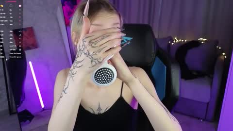 Snapshot of goth__tv chatting on 10/21/25, 09:43 Violeta online show from 10/21/25, 09:43