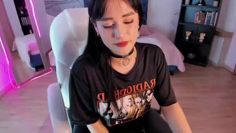 Snapshot of goth_alice chatting on 11/20/25, 07:24 Alice online show from 11/20/25, 07:24