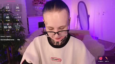 Snapshot of goth_babydoll chatting on 01/04/25, 07:55 Benny online show from 01/04/25, 07:55
