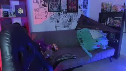 Snapshot of goth_stein chatting on 10/21/25, 01:28 Engel Please help me to reach 50 thumbs up online show from 10/21/25, 01:28