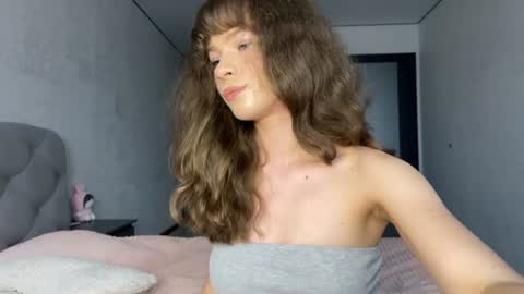 Snapshot of gracefulcharm_ chatting on 02/05/25, 09:25 Daria online show from 02/05/25, 09:25