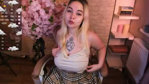 Snapshot of green_eyes_twinkl chatting on 05/28/26, 01:30 Lina 3 online show from 05/28/26, 01:30