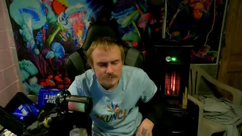 Snapshot of greenlungs8195 chatting on 12/29/24, 06:35 Greenlungs8195 online show from 12/29/24, 06:35