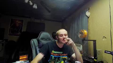 Snapshot of greenlungs8195 chatting on 10/11/25, 06:34 Greenlungs8195 online show from 10/11/25, 06:34