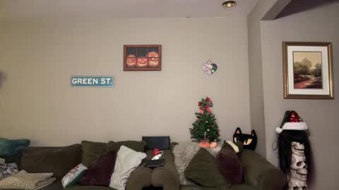 Snapshot of greenxxxqueen chatting on 12/23/24, 06:11 SexQueen Nikki online show from 12/23/24, 06:11