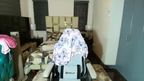 greta_v online show from 12/19/25, 08:43