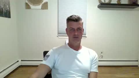 Snapshot of gudguy2025 chatting on 10/26/25, 01:11 gudguy2025 online show from 10/26/25, 01:11