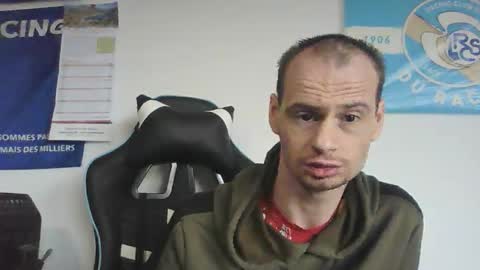 Snapshot of guil67728799 chatting on 11/21/25, 10:25 guil67728799 online show from 11/21/25, 10:25