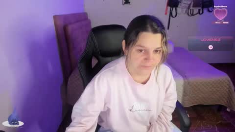 Hello Im Julieta Im 25 years old welcome to my room have fun and be happy. online show from 11/22/25, 02:54