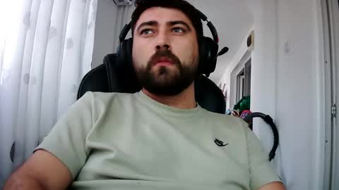 Snapshot of guliverreal chatting on 12/14/25, 01:05 guliverreal online show from 12/14/25, 01:05