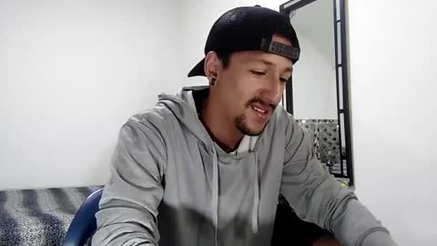 Snapshot of guykarim chatting on 01/08/25, 04:02 karim online show from 01/08/25, 04:02