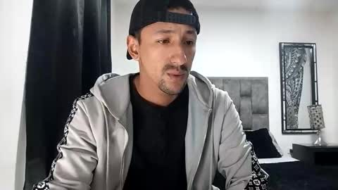 Snapshot of guykarim chatting on 12/17/25, 04:18 karim online show from 12/17/25, 04:18