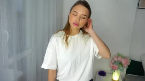 Snapshot of gwendacaloca chatting on 12/17/25, 07:14 Kira online show from 12/17/25, 07:14