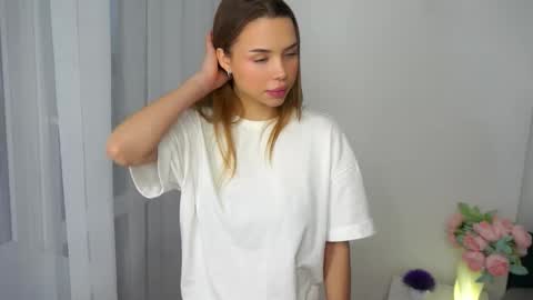 Snapshot of gwendacaloca chatting on 12/18/25, 07:25 Kira online show from 12/18/25, 07:25