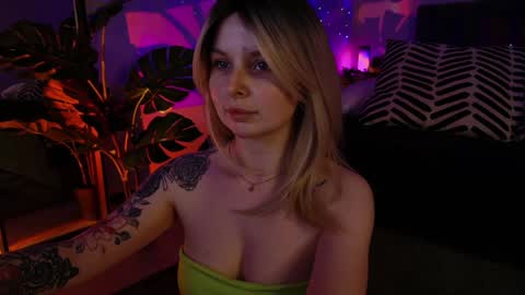 Snapshot of gwenhilton chatting on 01/25/25, 06:01 gwenhilton online show from 01/25/25, 06:01