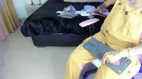 gyal_8_ online show from 11/29/25, 03:20