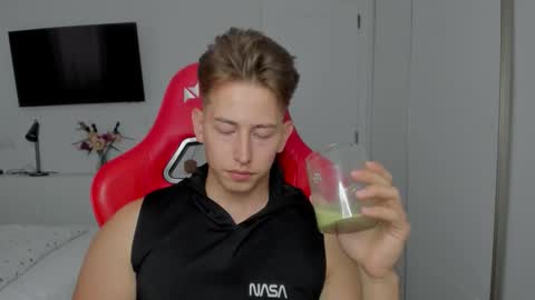 Snapshot of gym_alpha chatting on 10/11/25, 02:26 Oliver online show from 10/11/25, 02:26