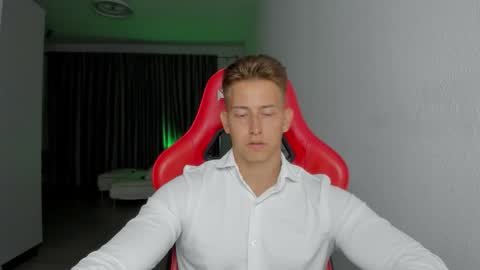 Snapshot of gym_alpha chatting on 11/06/25, 10:32 Oliver online show from 11/06/25, 10:32