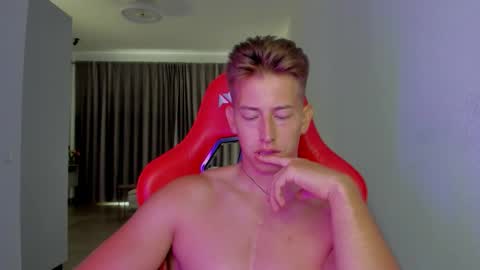 Snapshot of gym_alpha chatting on 11/11/25, 12:38 Oliver online show from 11/11/25, 12:38