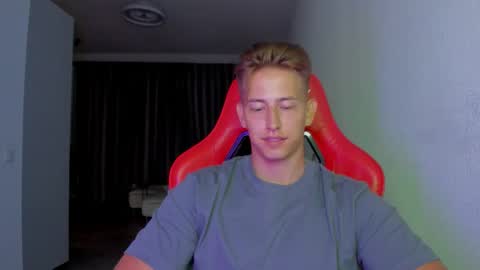 Snapshot of gym_alpha chatting on 11/12/25, 12:44 Oliver online show from 11/12/25, 12:44