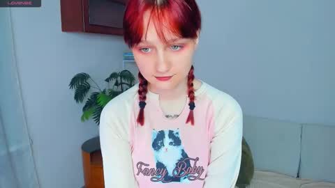 Kelly  Lilly online show from 11/26/25, 06:42