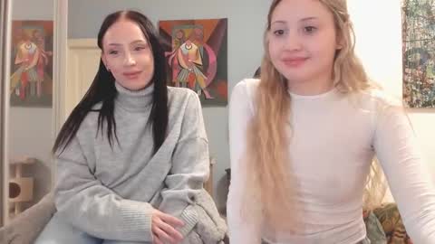 Snapshot of h1ppies chatting on 12/19/25, 12:39 Ashleyblonde Ellies brunnette online show from 12/19/25, 12:39