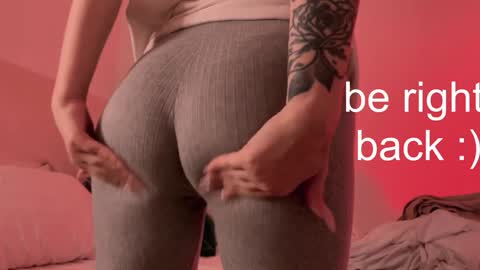 Snapshot of h2h0e chatting on 12/28/24, 07:01 Lana online show from 12/28/24, 07:01