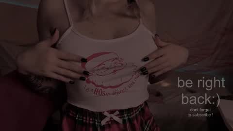 Snapshot of h2h0e chatting on 12/20/25, 09:44 Lana online show from 12/20/25, 09:44