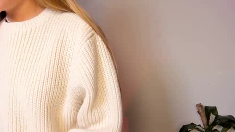 Hailey online show from 09/18/25, 02:35