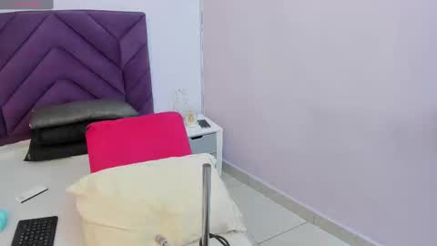 Snapshot of haileystonei chatting on 02/17/25, 12:05 haileystonei online show from 02/17/25, 12:05