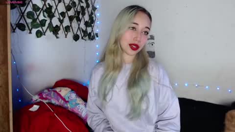 Snapshot of hallie_cam chatting on 10/05/25, 09:02 reashell online show from 10/05/25, 09:02