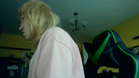 Snapshot of hamptoncriz chatting on 02/24/26, 12:14 Sissy Sarah-Louise online show from 02/24/26, 12:14