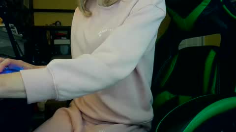 Snapshot of hamptoncriz chatting on 02/26/26, 02:05 Sissy Sarah-Louise online show from 02/26/26, 02:05