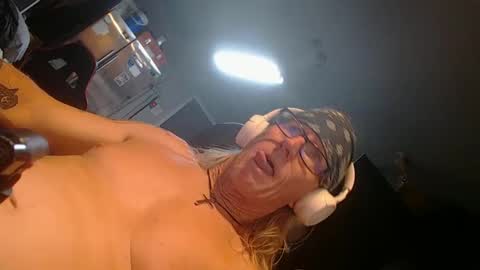 Snapshot of handystud33 chatting on 09/30/25, 08:19 handystud33 online show from 09/30/25, 08:19