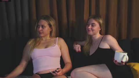 Snapshot of hanky_moon chatting on 11/21/25, 05:11 Sweden online show from 11/21/25, 05:11