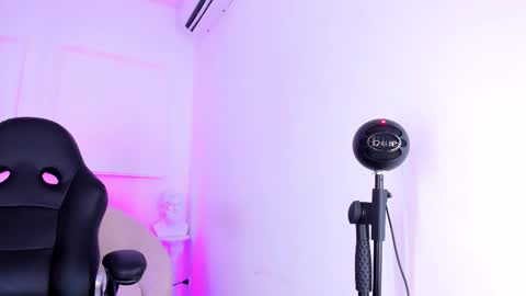 Snapshot of hanna_moonlight_ chatting on 02/13/25, 10:54 Hanna online show from 02/13/25, 10:54